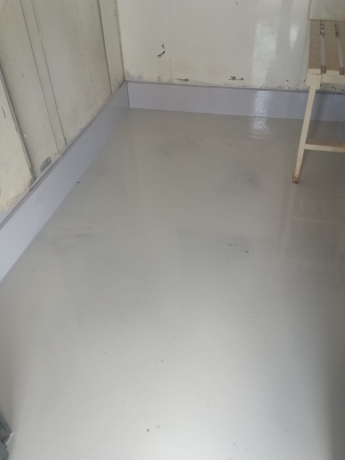 Seamless utility epoxy floor