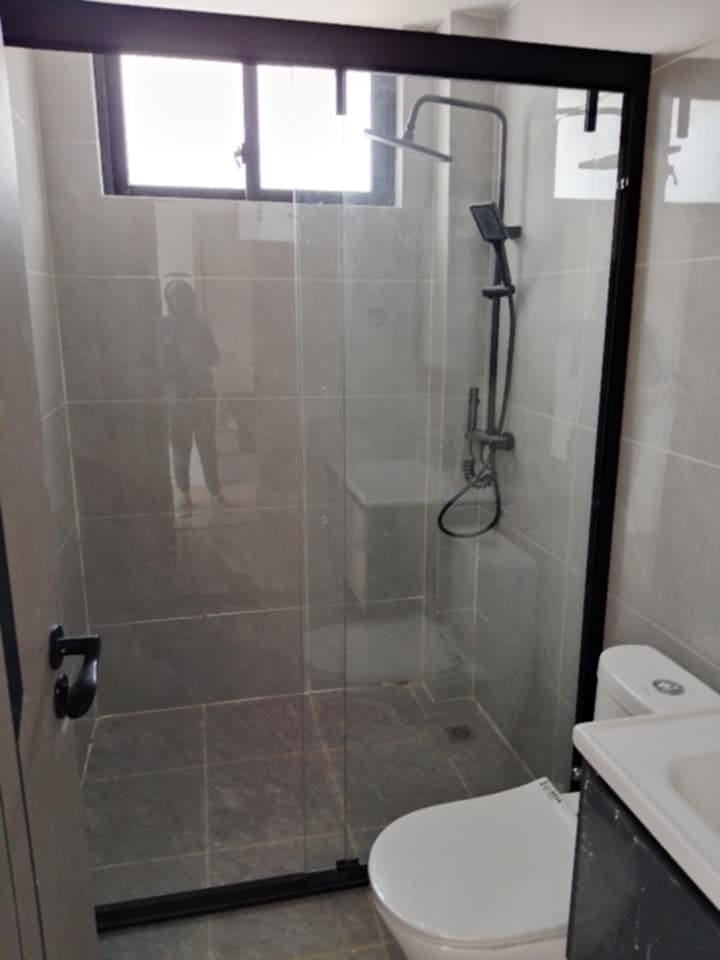 Contemporary shower stall tiling